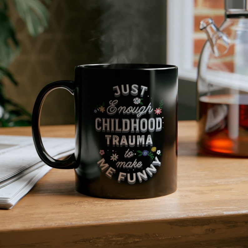 Taza de café con el trauma infantil suficiente para hacerme divertida, taza sarcástica, taza de humor negro, taza de café negra atrevida, taza de cerámica negra de 11 oz imagen 2