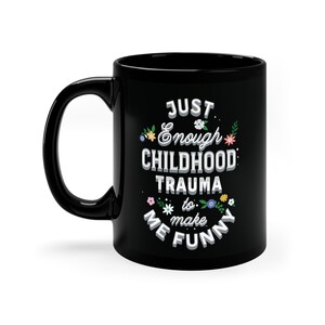 Taza de café con el trauma infantil suficiente para hacerme divertida, taza sarcástica, taza de humor negro, taza de café negra atrevida, taza de cerámica negra de 11 oz 11 Onzas líquidas