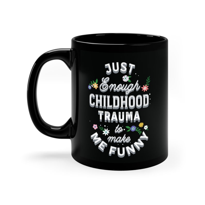 Taza de café con el trauma infantil suficiente para hacerme divertida, taza sarcástica, taza de humor negro, taza de café negra atrevida, taza de cerámica negra de 11 oz 11 Onzas líquidas