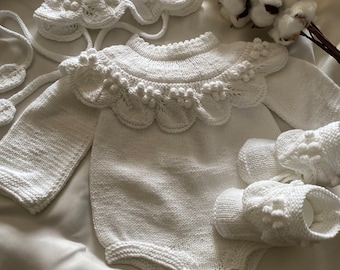 Ensemble cadeau nouveau-né pour bébé fille : barboteuse, bonnet et chaussons, accessoire photo parfait, tenue d'hôpital blanche, lot de 3 vêtements pour bébé, cadeau bébé unique