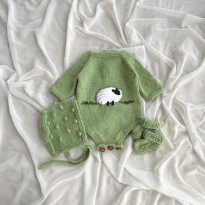 Completo neonato verde ricamato: tutina e cuffia lavorati a maglia