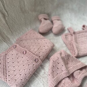 Set of 4-Baby girl romper bonnet booties cardigan set-newborn Gift box-Baby photo prop-knittef newborn coming home hospital outfit-pink rose zdjęcie 4