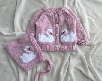 Conjunto de suéter para bebé con cisne bordado, gorro y cárdigan tejidos a mano.