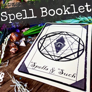 Può includere: Un libro di incantesimi bianco con un design geometrico nero e grigio sulla copertina. La copertina recita "Spells & Such". Il libro è circondato da fiori e dadi.