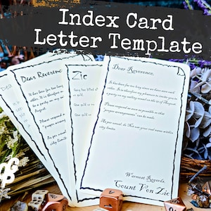 Può includere: Un set di tre schede indice vuote con bordi di inchiostro nero e testo scritto a mano. Il testo dice "Caro Reverendo" e "Zic". Le schede sono su una superficie di legno con alcuni dadi e un cesto intrecciato.