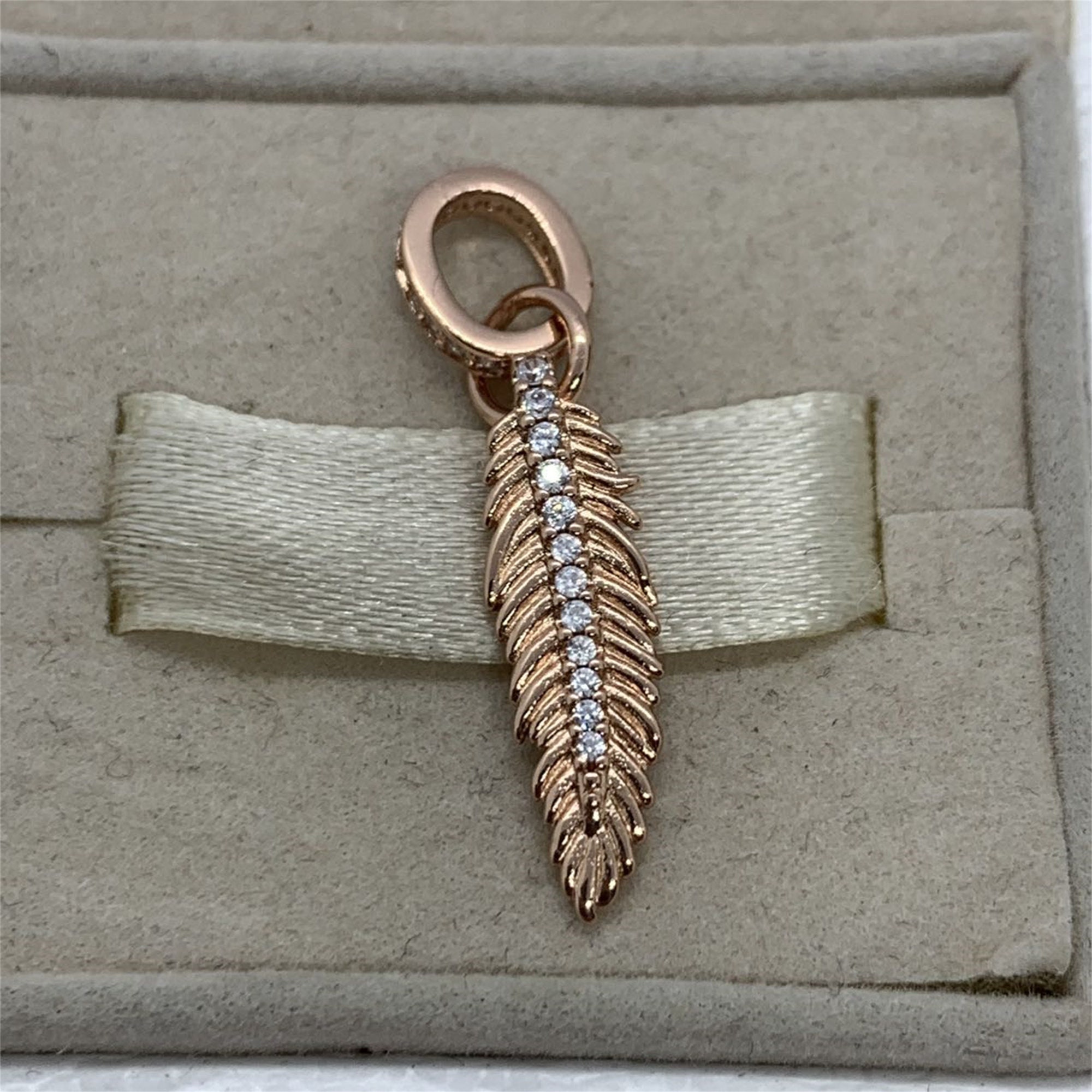 Rose gold feather shop necklace pandora