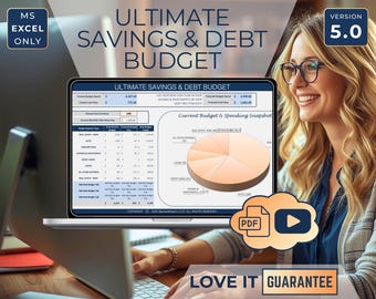 Puede incluir: Una computadora portátil muestra una hoja de cálculo financiera titulada "Ultimate Savings & Debt Budget". La pantalla muestra categorías de presupuesto y un gráfico circular. La imagen incluye el texto "MS Excel Only" y "Version 5.0". Una mujer con gafas sonríe.
