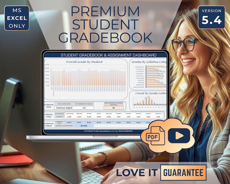 Op de afbeelding: Een laptopscherm met een studentenroosterdashboard in MS Excel. Het scherm toont grafieken en data-analyse, met de tekst "PREMIUM STUDENT GRADEBOOK" en "VERSION 5.4". De afbeelding bevat ook de tekst "LOVE IT GUARANTEE".