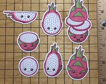 Könnte beinhalten: Ein Set mit acht Aufklebern mit niedlichen Cartoon-Drachenfrüchten mit verschiedenen Gesichtsausdrücken. Die Aufkleber sind rosa, grün und weiß mit schwarzen Umrissen.