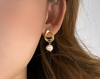 Boucles d'oreilles Adrienne : pendantes minimalistes en or vermeil 18 carats et perles d'eau douce