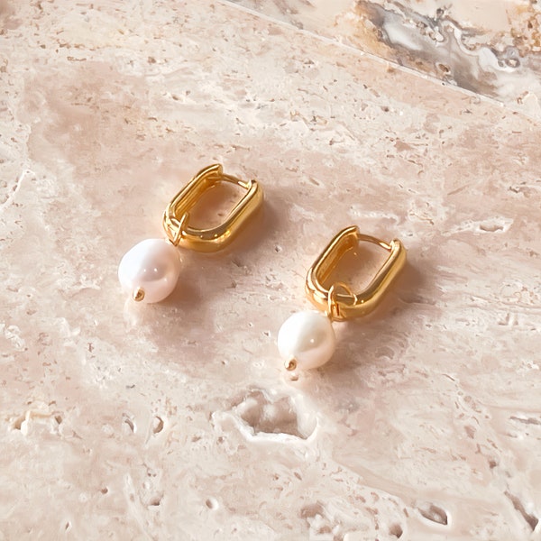 Karina Ohrringe: 18K Gold Vermeil Rechteckige Creole mit Abnehmbarer Süßwasser Perle Tropfen Ohrringe