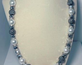 Elegante collana in bianco e nero