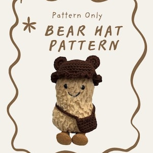 Op de afbeelding: Een gehaakt berenhoedenpatroon wordt getoond op een beige achtergrond. De berenhoed is bruin en zit op een knuffel met een lachend gezicht, een kleine bruine tas en bruine voetjes. De tekst "Pattern Only BEAR HAT PATTERN" is zichtbaar.