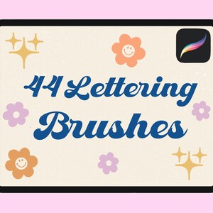Op de afbeelding: Een digitaal tabletscherm met een afbeelding van 44 letterpenseelen. Het scherm heeft een lichtbeige achtergrond met een subtiele textuur. De tekst "44 Lettering Brushes" staat in een blauw cursief lettertype. Het scherm is omgeven door een zwarte rand. Er zijn ook kleine grafische elementen op het scherm, waaronder bloemen en sterren.