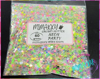 Può includere: Un sacchetto di plastica trasparente riempito con 60 grammi di glitter neon chunky. Il glitter è un mix di iridescente, bianco, verde, rosa e giallo. Il sacchetto ha un'etichetta che recita "Mimaxxu Chunky Glitter Neon Party mimaxxu.etsy.com".