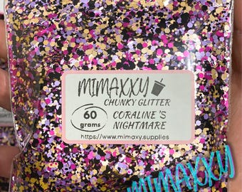 Op de afbeelding: Een doorzichtige plastic zak gevuld met grove glitter in zwart, goud, roze, paars en zilver. De zak heeft een label met de tekst "Mimaxxu Chunky Glitter Coraline's Nightmare 60 gram https://www.mimaxxu.supplies".