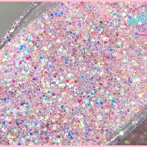 May include: Pink iridescent glitter with a variety of sizes and shapes. The glitter is in a clear container.