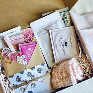 Summer reading, Self Care Gift, Blind Date With A Book Box, Thriller Romance, Fantasy Romantasy, Cozy, Cottragecore, Romance Surprise-Book, Spicy-Romance-Book Gift for Her, smut romance, summer romance, book boyfriends, Mother’s Day book box, mom day gift, mom gift, best friend book box, birthday book box, reading refresh, paranormal, dark romance, dark fantasy, bookish girl gift, girlfriend gift, spa book box, tumbler book box, thriller book, kindle reader gift, mystery book box, cute book box