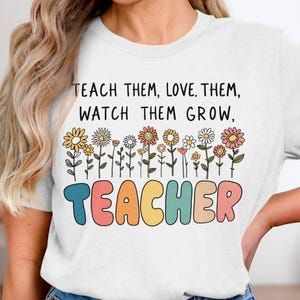 Inspirierendes Lehrer-Shirt, lehren sie, sie zu lieben, Geschenk für die Wertschätzung des Lehrers, niedliches Blumenmuster, beobachten Sie, wie sie wachsen T-Shirt