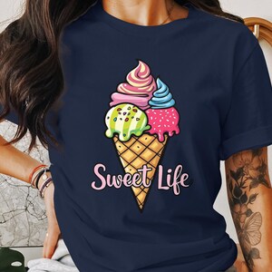 Sweet Life Eistüte T-Shirt, lustiges grafisches T-Shirt für den Sommer, süßes Eiscreme-Liebhaber-Shirt, trendige Sommermode, buntes Dessert-T-Shirt