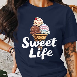 スウィートライフ アイスクリーム グラフィック T シャツ、かわいいデザート デザイン T シャツ、楽しい夏服、アイスクリーム好きのためのクールなカジュアルウェア