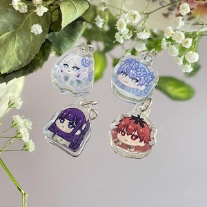 Puede incluir: Cuatro colgantes acrílicos transparentes con ilustraciones de personajes de estilo anime. Cada colgante presenta un personaje diferente con colores de cabello y ropa únicos, incluyendo blanco, azul, morado y rojo. Los colgantes tienen bucles metálicos plateados para sujetar.