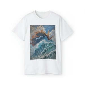 Puede incluir: Camiseta blanca con un estampado gráfico de una gran ola azul rompiendo contra un cielo tormentoso.