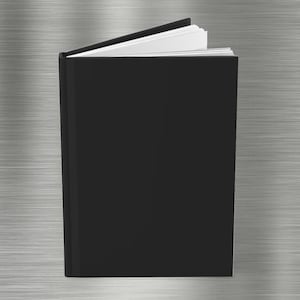 Puede incluir: Un libro negro de tapa dura con las páginas abiertas y ligeramente desplegadas. El libro está sobre una superficie de metal cepillado.