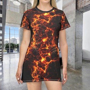 Puede incluir: Un vestido de camiseta negro con estampado de llamas naranja y amarillas y rocas negras.