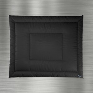 Peut inclure: Une couette noire rectangulaire avec un motif matelassé. La couette a une bordure rembourrée et une zone centrale matelassée. L'aspect général est lisse et mat, avec un léger éclat. La couette est conçue pour un lit.