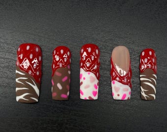 Met roze chocolade bedekte handgemaakte valentijnsnagelpers