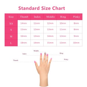 Op de afbeelding: Een standaard nagelmaattabel met afmetingen in millimeters. De tabel bevat de maten XS, S, M en L, met bijbehorende duim-, wijsvinger-, middelvinger-, ringvinger- en pinkmaten. Een hand is afgebeeld met elke vinger gelabeld.