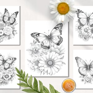 Pu&ograve; includere: Set di cinque stampe d'arte stampabili in bianco e nero con farfalle e fiori. Ogni stampa presenta una specie di farfalla e un arrangiamento floreale diversi.