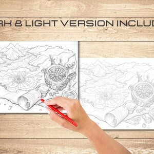 Pu&ograve; includere: Un disegno in bianco e nero di una mappa del tesoro con una bussola, un timone di nave e altri oggetti nautici. Il testo "DARK & LIGHT VERSION INCLUDED" &egrave; in alto nell'immagine.