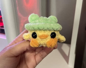 Ente Plüschtier mit Frosch Hut, Handmade Amigurumi Schreibtisch Buddy