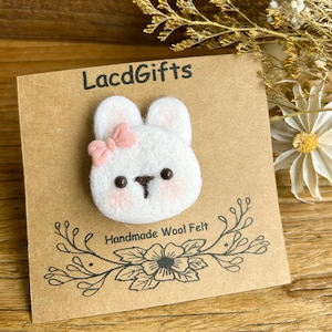 Needle felt cat brooch, handmade from merino wool, perfect for kitten lovers or for Mother&#39;s Day or Teacher&#39;s Day