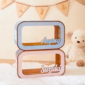 Hucha de madera personalizada con diseño de patchwork, con nombre para niños, tarro para monedas personalizado, regalo para niños pequeños, decoración de guardería, regalo de Navidad o cumpleaños.