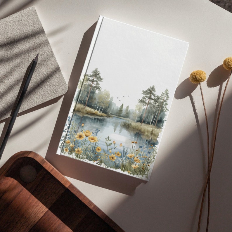 以下が含まれることがあります： 湖の風景を描いた水彩画。木々、花、水面に映る空が描かれている。白い背景に描かれている。
