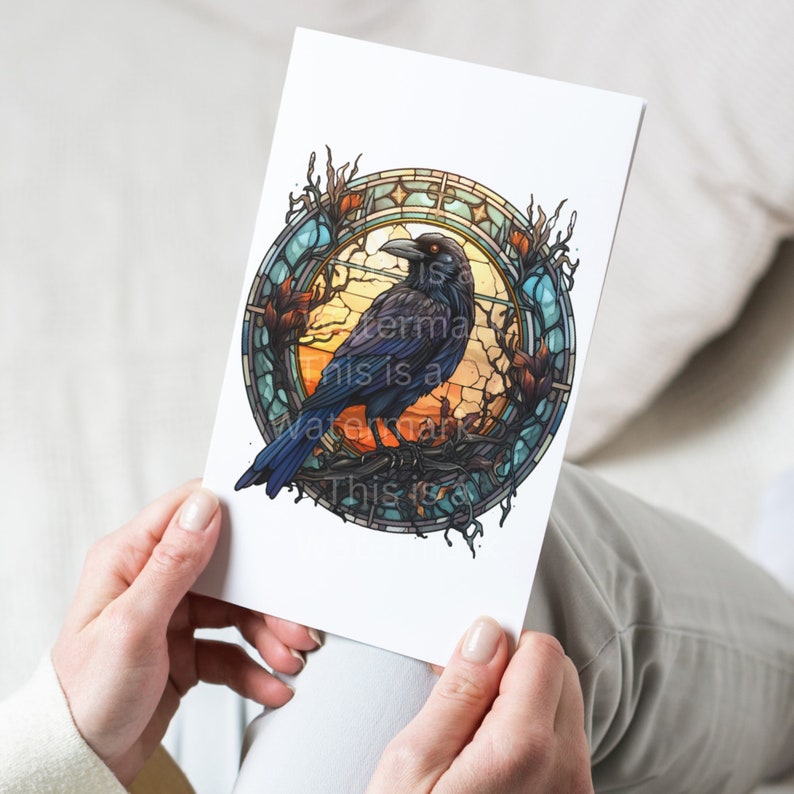 K&ouml;nnte beinhalten: Ein schwarzer Rabe sitzt auf einem Ast in einem Kreis aus Buntglas. Das Buntglas zeigt eine Sonnenuntergangsszene mit orange, gelben und blauen Farben.