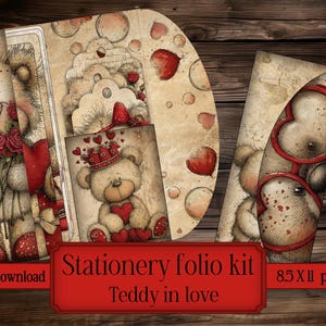 Op de afbeelding: Een stationery folio kit met een teddybeer thema. De kit bevat verschillende papieren elementen met illustraties van teddyberen, harten en rozen. Het kleurenpalet is zacht, met beige, rode en bruine tinten. De tekst "Stationery folio kit Teddy in love" is zichtbaar.
