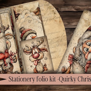 Könnte beinhalten: Stationery-Folio-Kit mit skurrilen Weihnachtsbildern. Das Set enthält Karten mit dem Weihnachtsmann, einem Schneemann und einem Rentier. Der Text auf dem Bild lautet "Stationery folio kit -Quirky Christmas". Der Hintergrund ist eine Holzoberfläche.