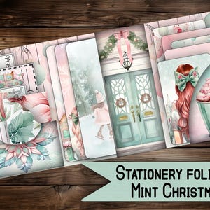 Könnte beinhalten: Ein Briefpapier-Folio-Set in Mintgrün und Rosa. Das Set enthält verschiedene dekorative Papiere, darunter eine Tür mit einem Kranz, ein Mädchen in einer Winterszene und eine heiße Schokolade mit Schlagsahne. Das Set enthält auch den Text "Stationery Folio Kit Mint Christmas".
