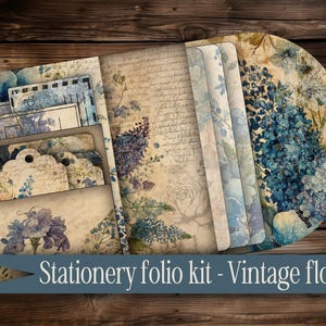 Op de afbeelding: Een stationery folio-set met een vintage bloemenmotief. De set bevat een verscheidenheid aan papieren, labels en versieringen in tinten blauw, bruin en wit. De papieren hebben een bloemenpatroon met een aquareleffect.