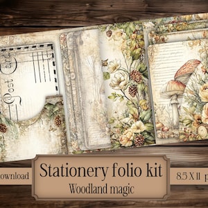 Op de afbeelding: Een stationery folio kit met een bos thema. De kit bevat verschillende pagina's met bloemen- en paddenstoelen illustraties, en een ansichtkaart ontwerp. De tekst "Stationery folio kit" en "Woodland magic" staan op een banner. De kit is 21,59 x 27,94 cm.