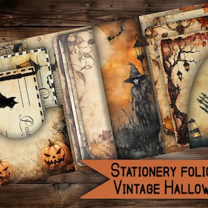Op de afbeelding: Vintage Halloween stationery folio set met afbeeldingen van een heks, een griezelige boom, een jack-o'-lantern en een skelet hand. De set bevat verschillende vellen papier met verschillende ontwerpen.
