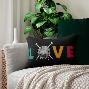 Strickende Liebe SVG: Einzigartiges Design mit Garn und Nadeln, die ein 'O' in LOVE bilden - ideal für Bastelarbeiten, DIY-Projekte und personalisierte Geschenke