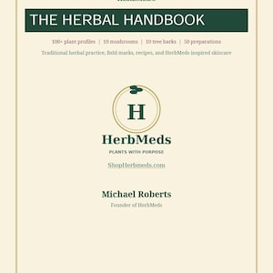 Könnte beinhalten: Ein Buchcover mit dem Titel THE HERBAL HANDBOOK von HerbMeds. Es enthält 100+ Pflanzenprofile, 10 Pilze, 10 Baumrinden und 50 Zubereitungen. Der Text umfasst Traditional herbal practice, field marks, recipes und HerbMeds inspired skincare.
