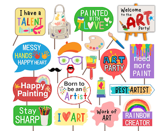 Könnte beinhalten: Eine Sammlung farbenfroher Foto-Requisiten zum Thema Kunst auf Stäben. Die Requisiten umfassen Sprechblasen mit Sätzen wie "I have a TALENT", "ART PARTY" und "Happy Painting" sowie Kunstzubehör und Accessoires.
