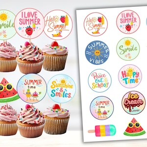 以下が含まれることがあります： ピンク色のフロスティングを施したカップケーキと、スイカ、太陽、「Smile」や「Hello Summer」などのテキストを含む夏のテーマのトッパー。お揃いのステッカーシートには、同様のデザインとフレーズが使用されています。