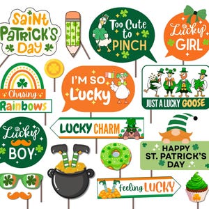 Puede incluir: Una colección de accesorios para fotomatón del Día de San Patricio. Los accesorios incluyen bocadillos de diálogo con textos como "Too Cute to Pinch" y "Lucky Girl", junto con un arcoíris, un caldero de oro y una magdalena.